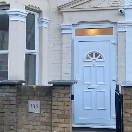 Апартаменты Cosy House In Newham Лондон Экстерьер фото